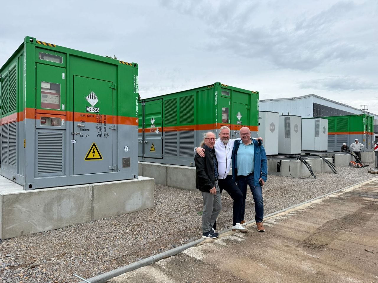 Das ECO-PARK-Team vor den Speichercontainern im Speicherpark