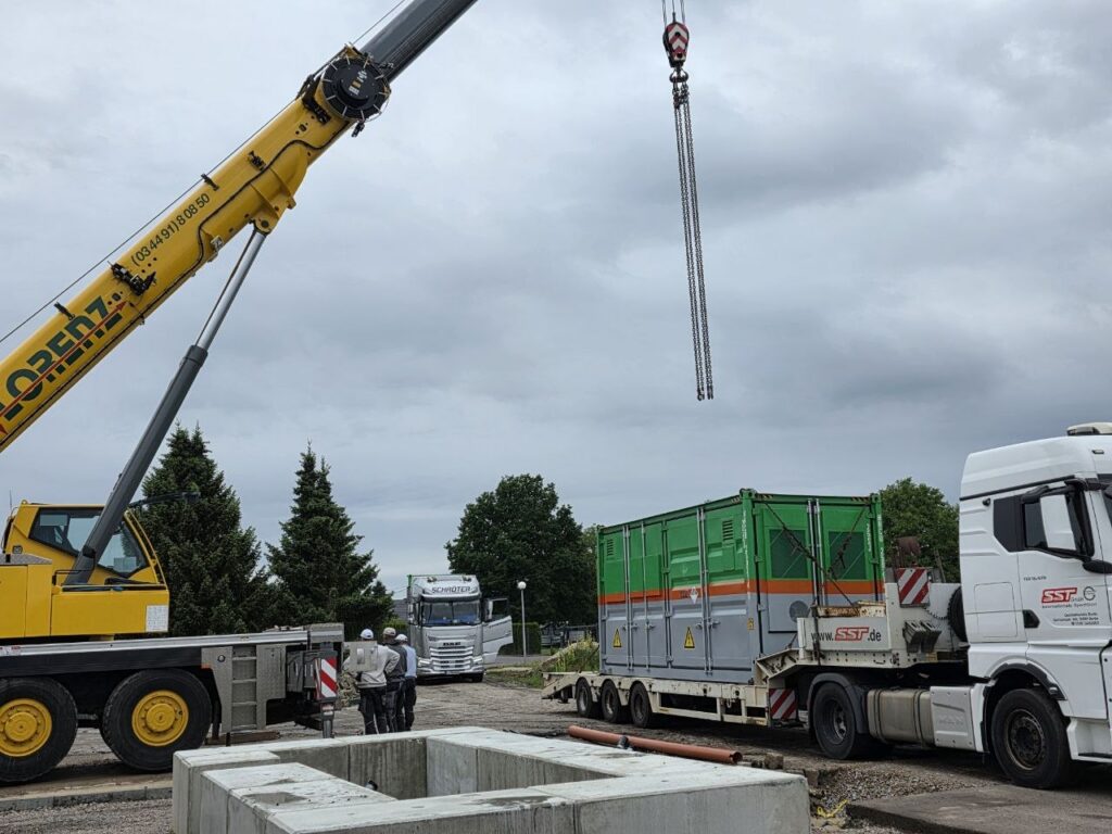 Ein Tieflader bringt einen Speichercontainer