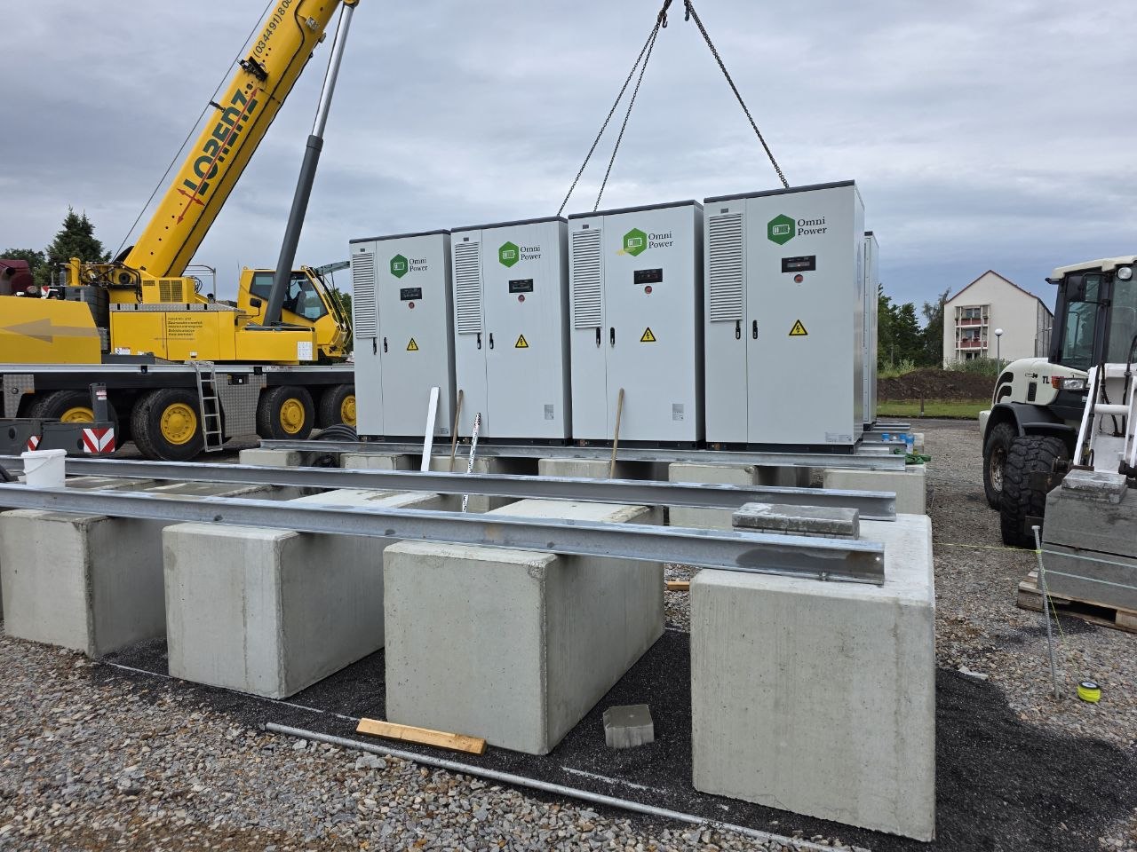 Batteriespeicher-Kabinette auf ihren Fundamenten