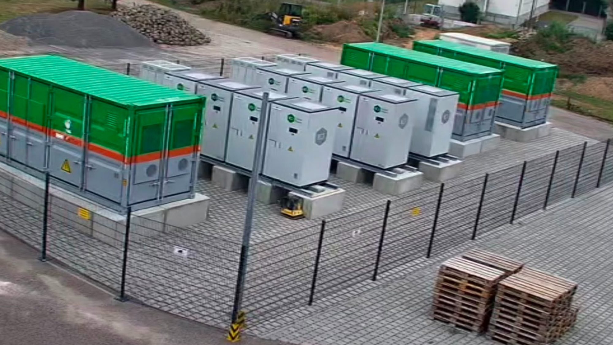 Speicherpark mit Batteriespeicher-Kabinetten auf einer Gewerbefläche